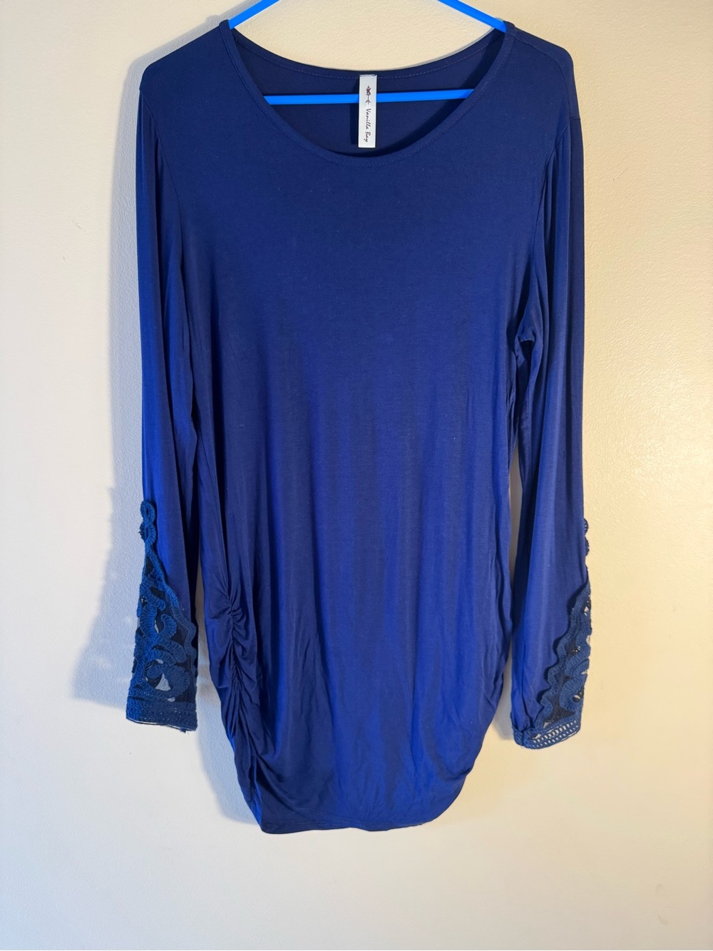 Womenโs Long Sleeve Scoop Neck Tunic with Lace Cuffs - Blue